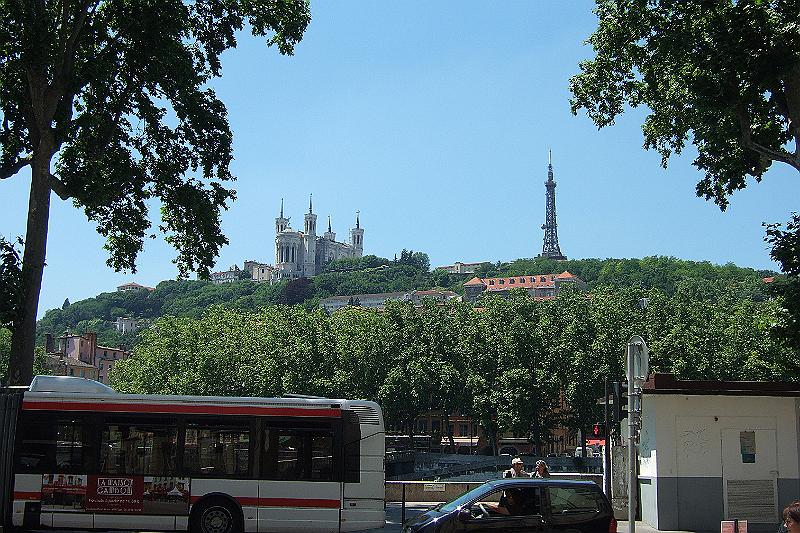 2010-06- (197).JPG - Basilika "Notre-Dame-de-Fourvière" aus dem 19. Jahrhundert - daneben der "Tour métallique"